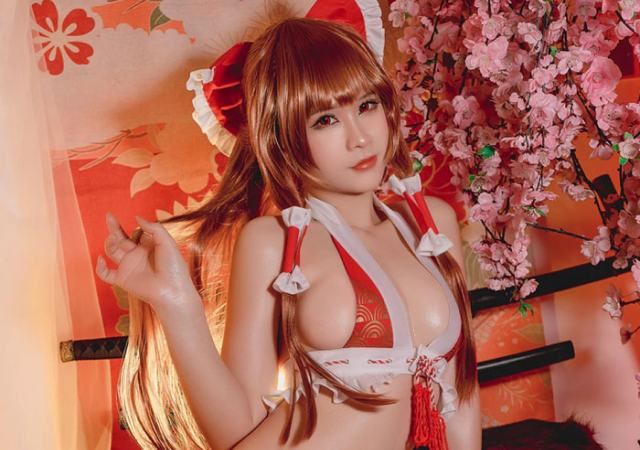 Bộ ảnh Cosplay Hakurei Reimu phiên bản 